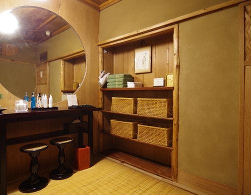 家族風呂（ステンドグラス）　脱衣所