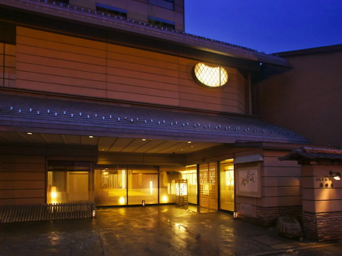 本陣平野屋 花兆庵：夜の外観