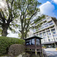 【ホテル外観】歴史ある楠が目印です。