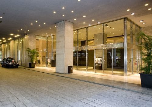 ชั้น 1 หน้าประตูทางเข้า