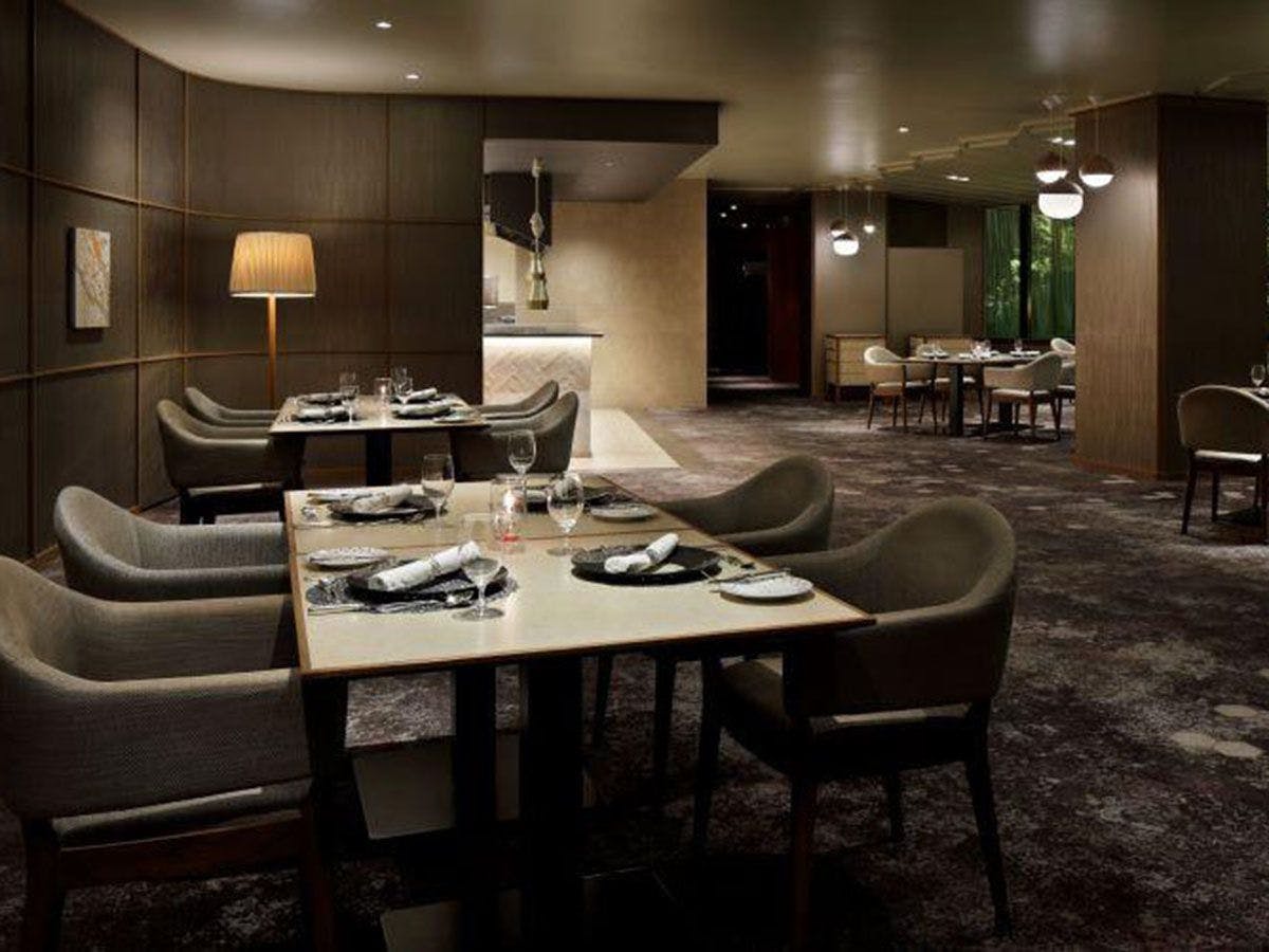【ฉลองครบรอบ 40 ปี】ดินเนอร์กาสโตรโนมีคลาสสิกอันเลิศรส (รวมอาหารเย็นและอาหารเช้า)