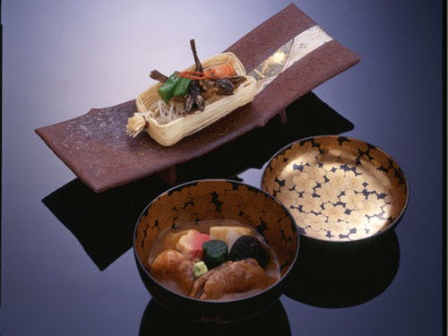 冶部煮をアンティークの加賀蒔絵椀に盛って