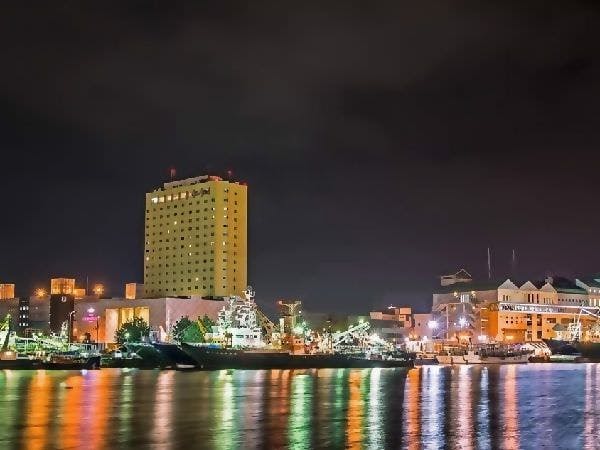 ทัศนียภาพยามค่ำคืนจากฝั่งตรงข้าม