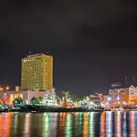 ทัศนียภาพยามค่ำคืนจากฝั่งตรงข้าม