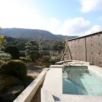 Kamar dengan pemandian terbuka berbentuk perahu, Hiten.