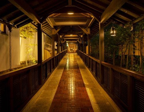 回廊（夜）