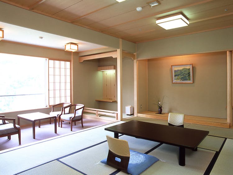 スタンダードな南館和室10畳+広縁（V）のサムネイル画像