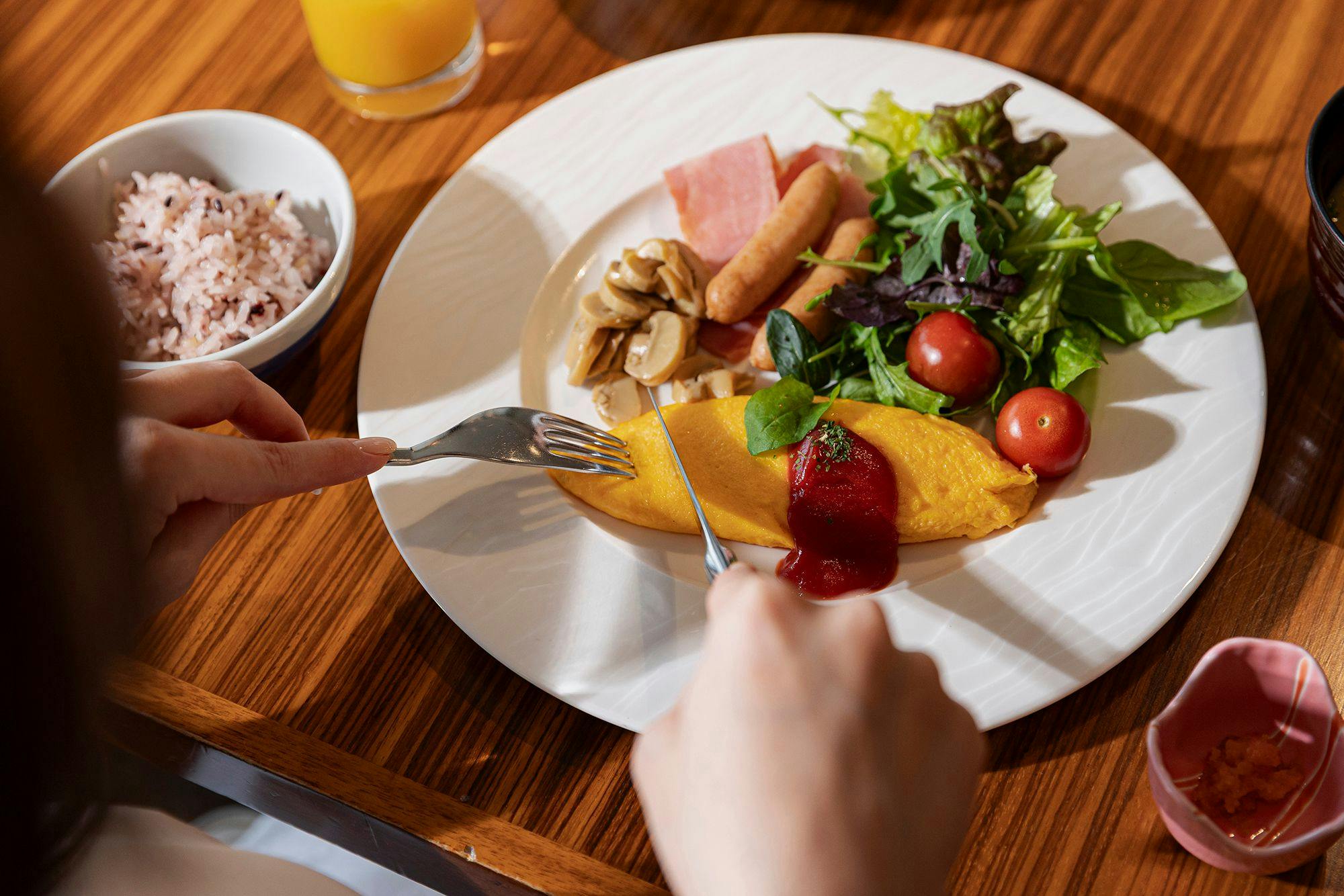 셰프가 눈앞에서 조리하는 오믈렛이 인기입니다.