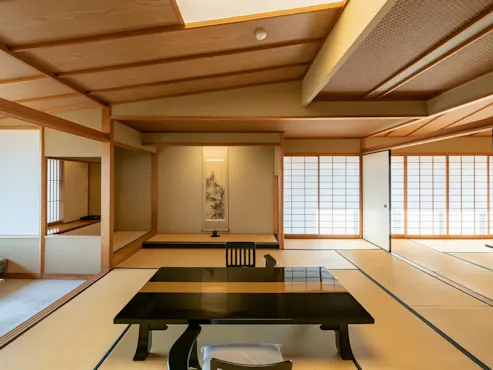 Kamar bergaya Jepang tradisional dengan pemandangan Gunung Fuji dan taman.