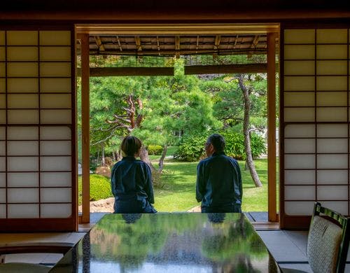 中庭を眺め、寛ぎいただける離れの本間