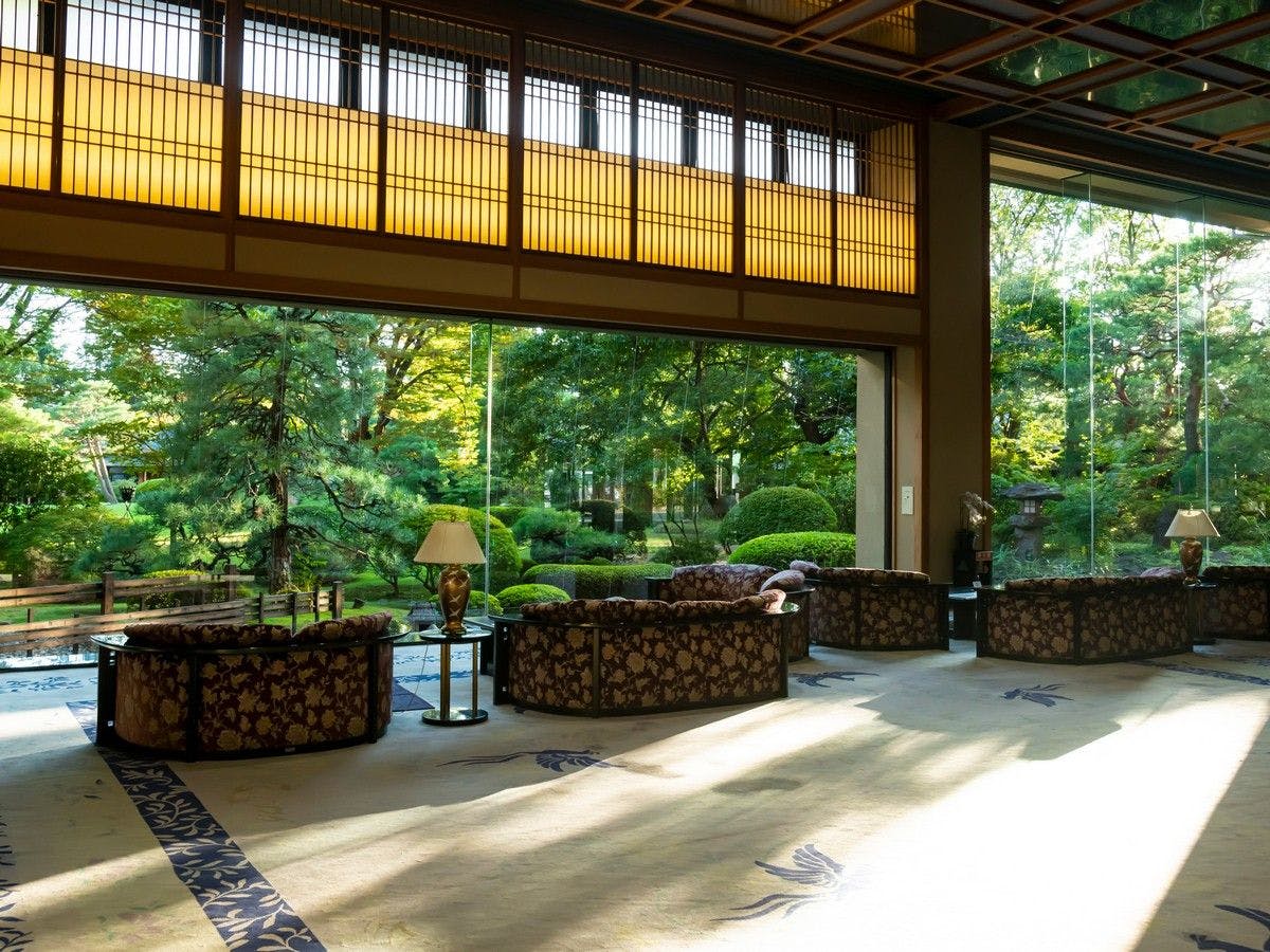 Lobi terbuka dengan cahaya yang masuk melalui satu panel kaca.