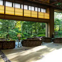 Lobi terbuka dengan cahaya yang masuk melalui satu panel kaca.