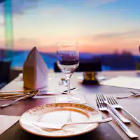 眼下に海が広がる眺望が自慢のレストラン