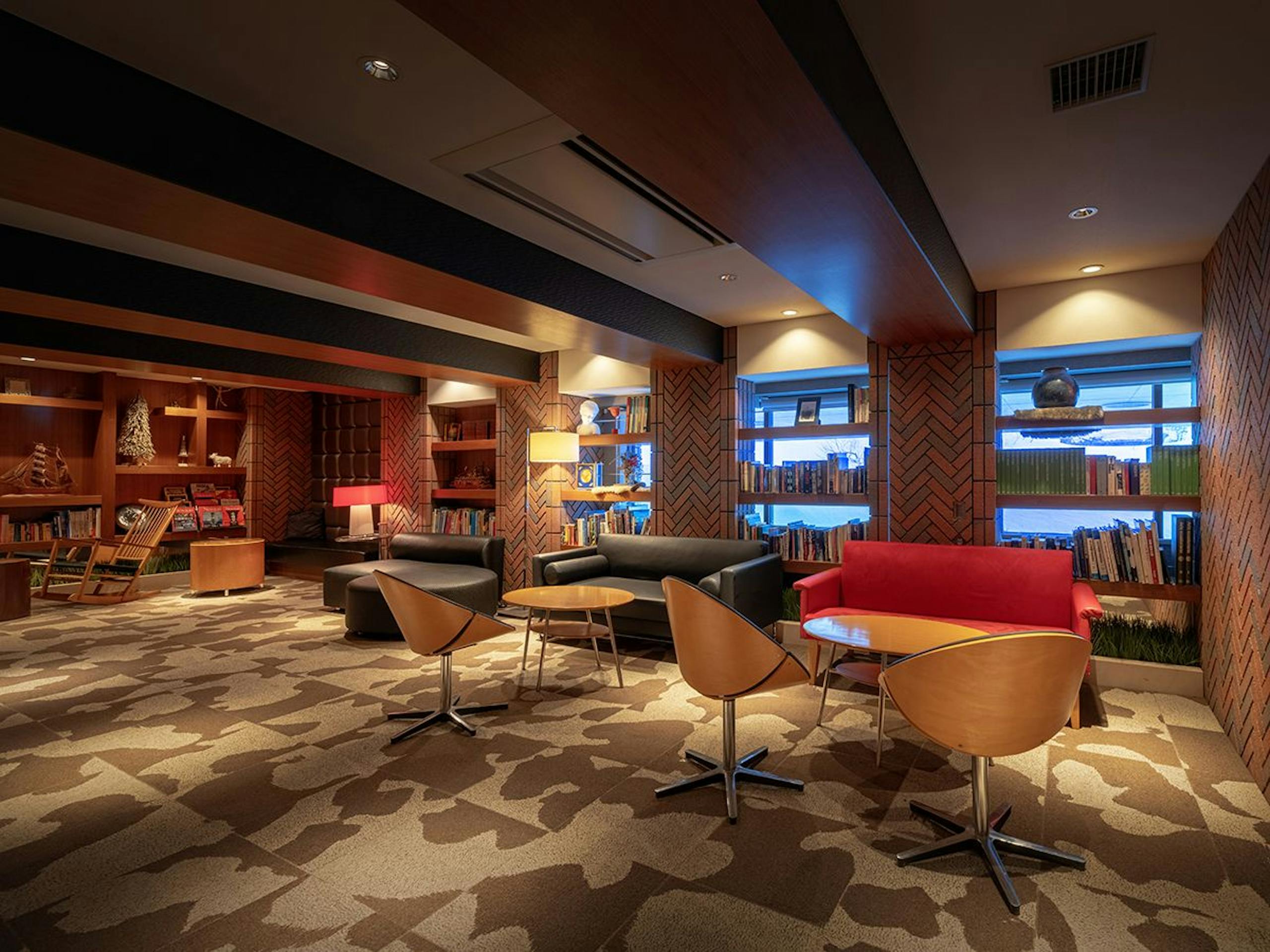 【ニセコノーザンリゾート・アンヌプリ】ラウンジにあるライブラリ