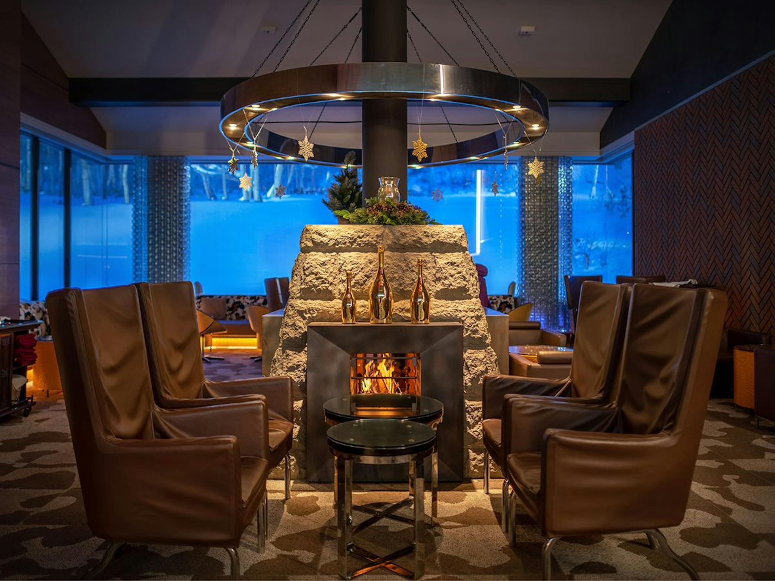 【ニセコノーザンリゾート・アンヌプリ】暖炉のあるラウンジ