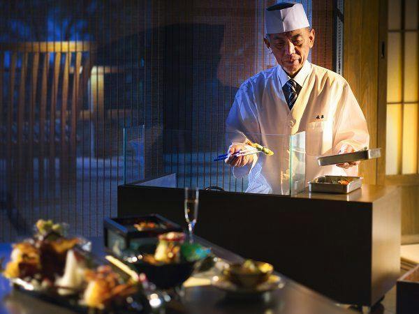 【お部屋食】夕食は目の前で揚げるアツアツ天麩羅が人気！地産地消の彩り会席