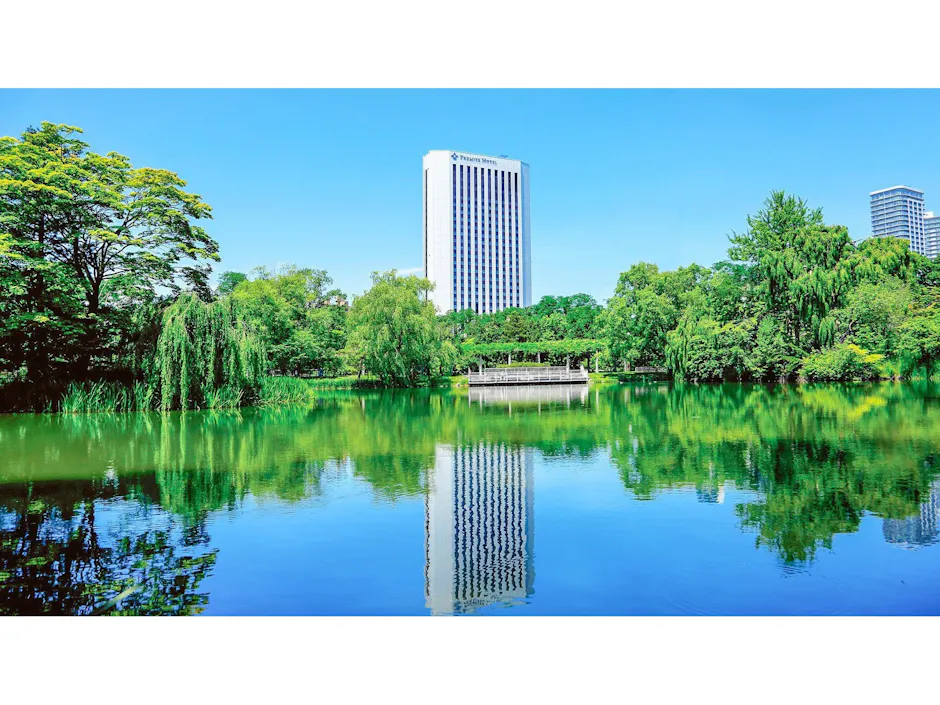 プレミアホテル 中島公園 札幌 外観 中島公園菖蒲池とホテル外観（夏）