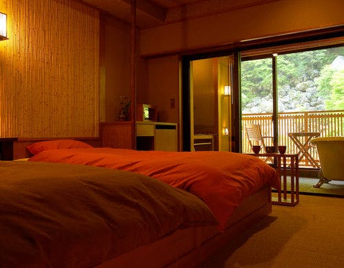 木漏れ日を浴びながら猫足バスで過すひと時