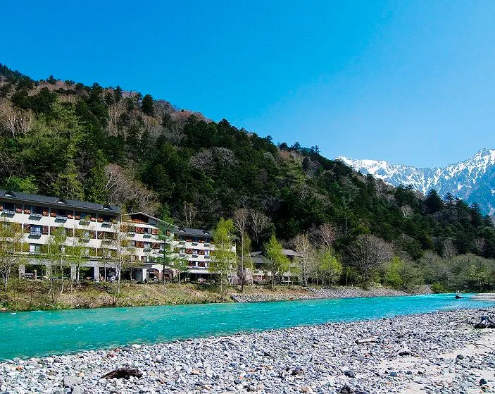 春のルミエスタホテルと梓川