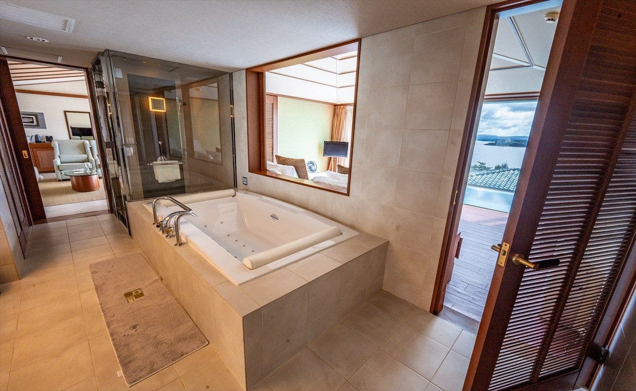 オリエンタルヒルズ沖縄 - 悩んだらこちら、プールサイドで和朝食と