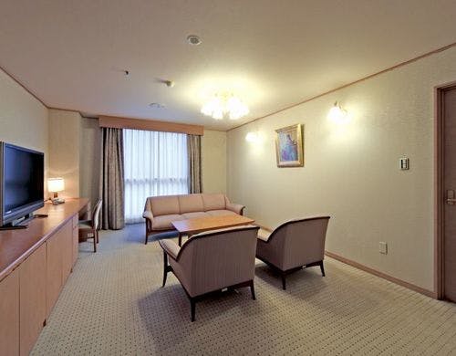 スイートルーム（川側・喫煙）居間