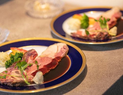 専用のダイニングルームにて洋食コース料理