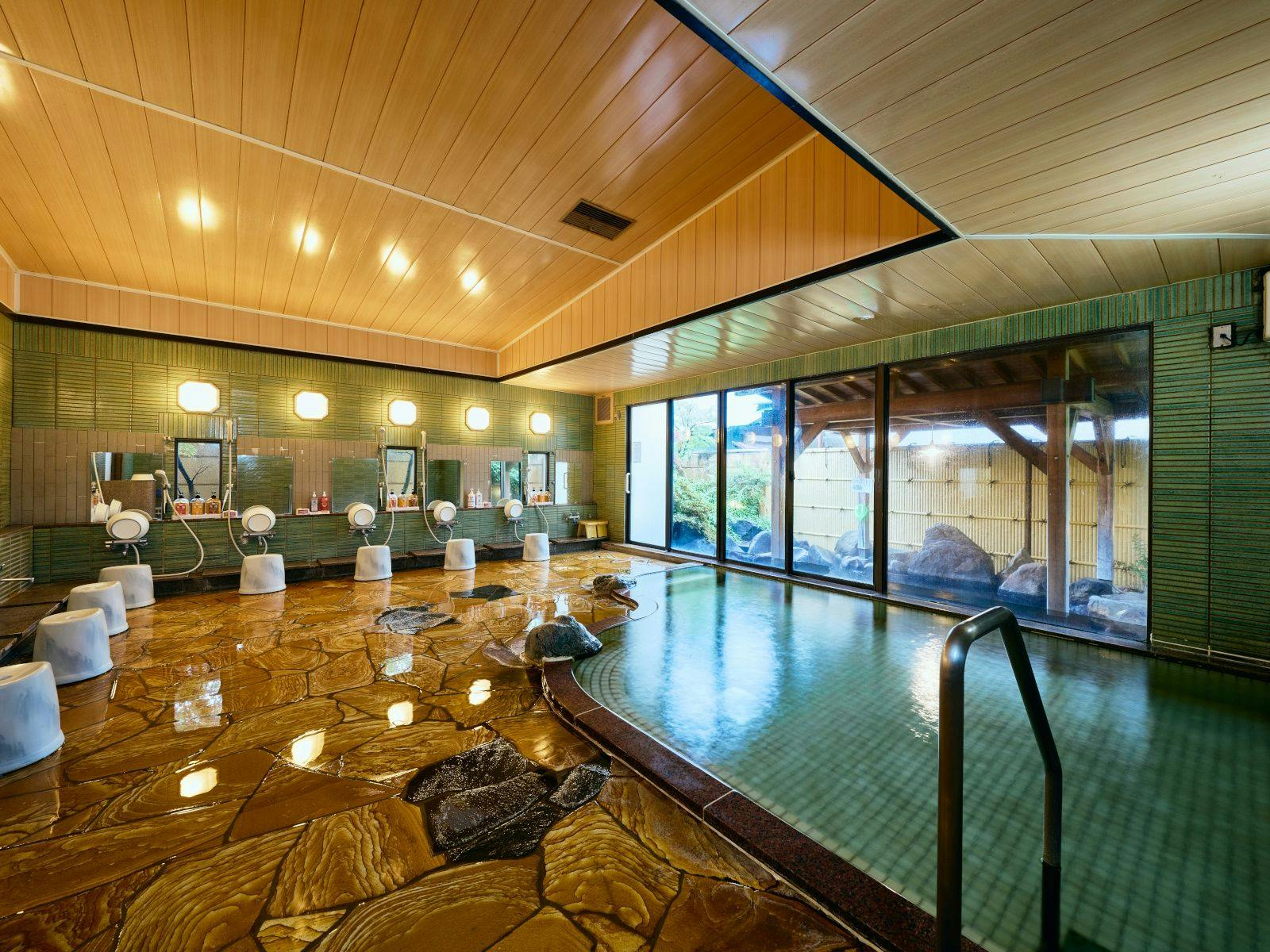 Kolam mandi besar dalam ruangan