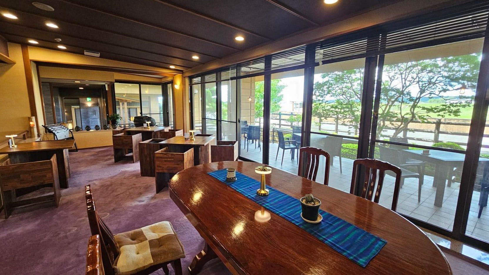 Ruang santai yang dipenuhi kehijauan