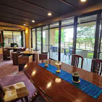 Ruang santai yang dipenuhi kehijauan