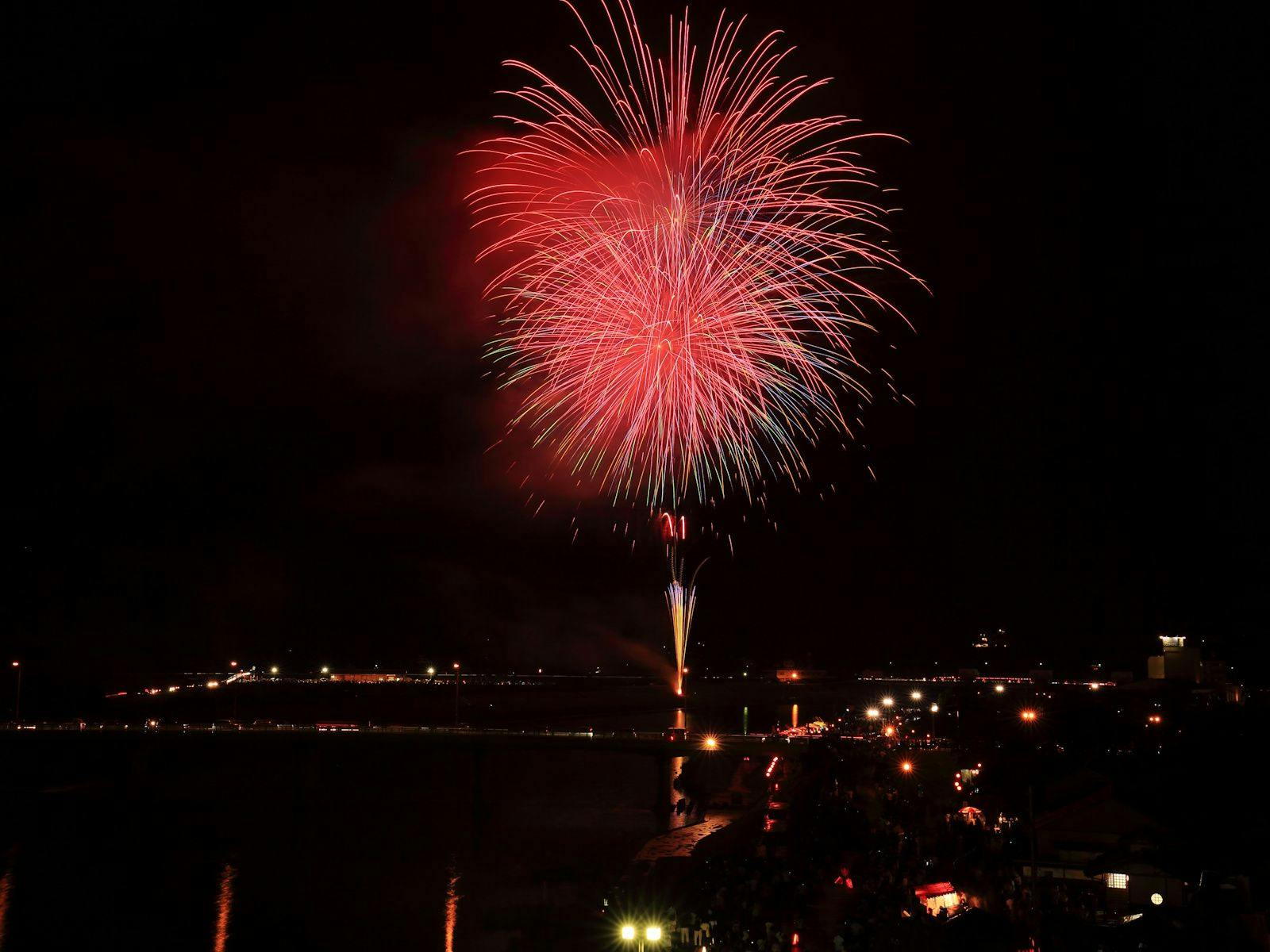 Pertunjukan Bunga Api Musim Panas pada 15 Ogos