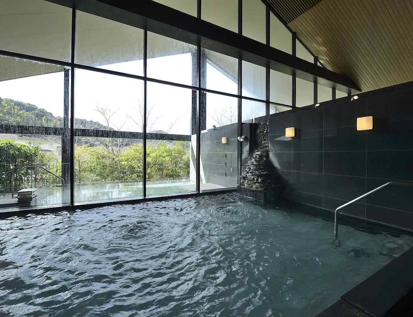 里山の別邸 下田セントラルホテル：ガラス張りの内湯