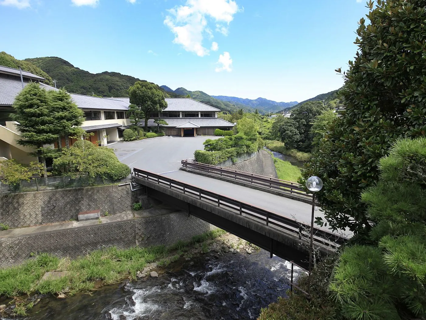 里山の別邸 下田セントラルホテル：里山に建つ外観