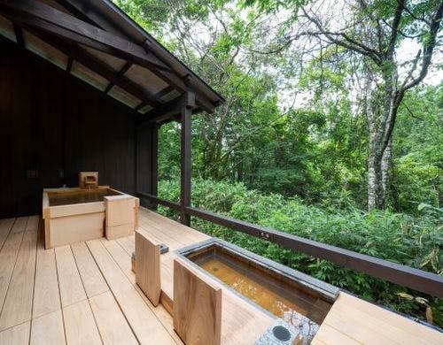 テラスには檜の客室露天風呂と足湯
