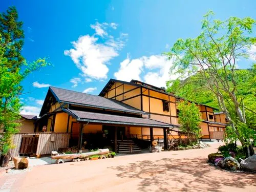 新緑の中佇む湯宿　「匠の宿　深山桜庵」