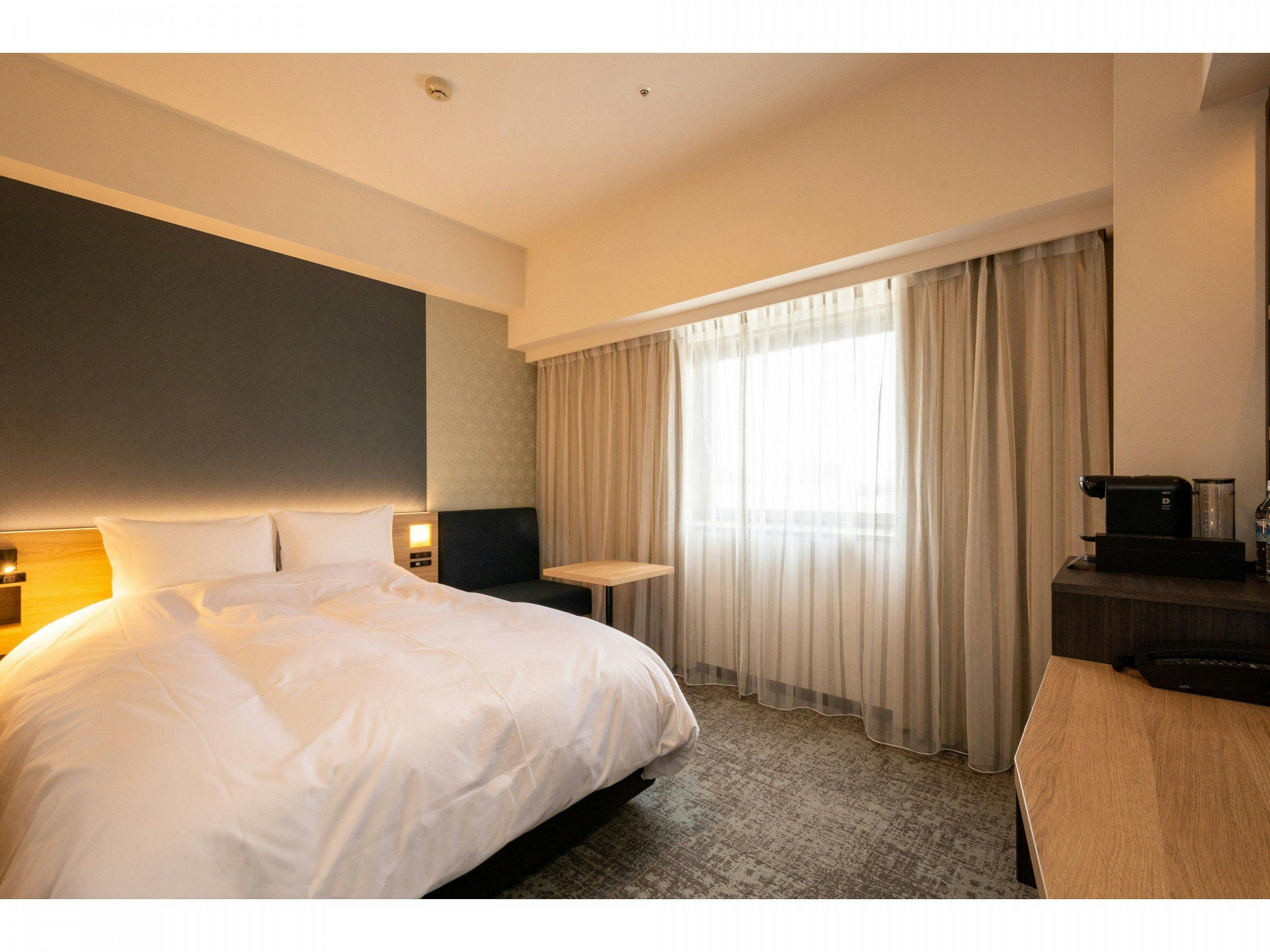 ダブル
22平米
ベッド幅140センチ