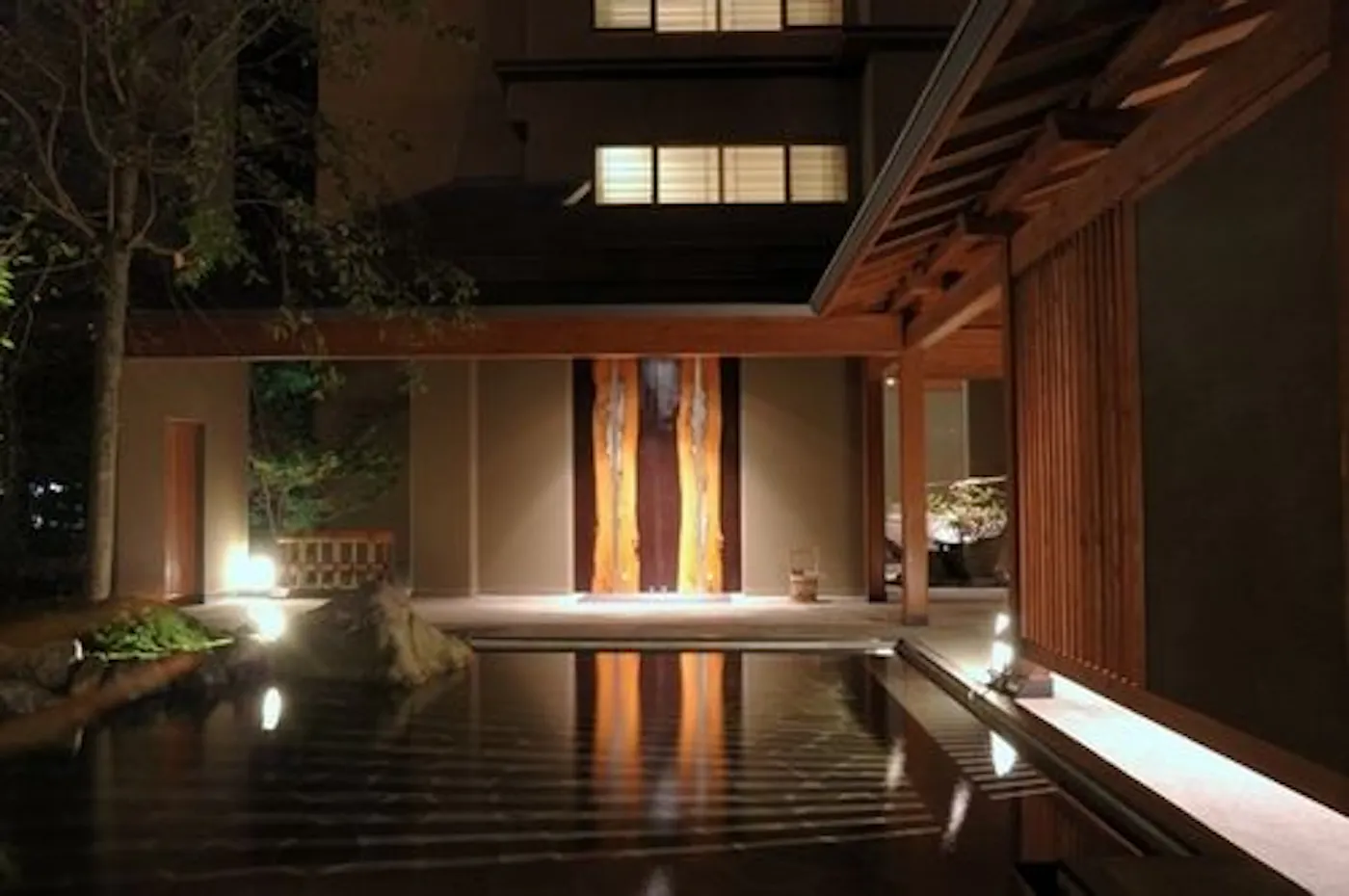 登別温泉郷 滝乃家:夜のエントランス