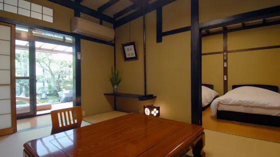 和室6畳とツインベッドに専用露天風呂付