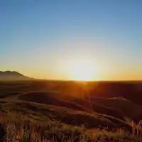 ในฤดูใบไม้ร่วง หญ้าสูงปกคลุมทั่วทั้งภูเขา