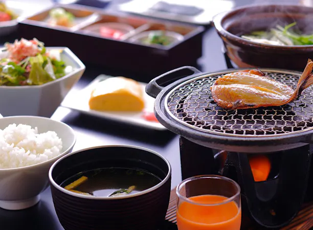だし巻き卵や小鉢三種など品数豊富な和朝食