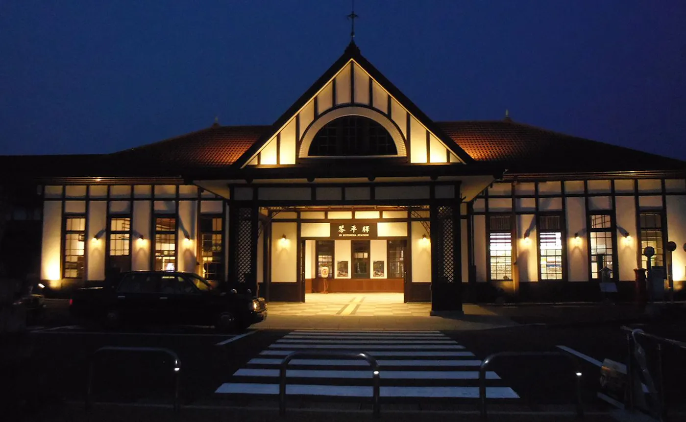 琴平花壇：夜の外観