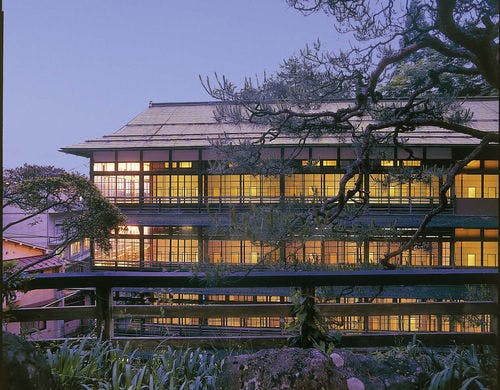 ลักษณะภายนอกของอาคารหลักไม้ (ตอนเย็น)