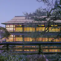 ลักษณะภายนอกของอาคารหลักไม้ (ตอนเย็น)