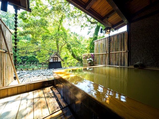 宇連川を望むヒノキの露天風呂