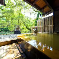 宇連川を望むヒノキの露天風呂