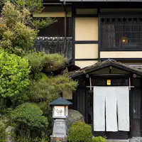 落ち着いた雰囲気の数寄屋造りの宿