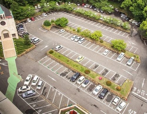 平面駐車場300台（普通車駐車無料）