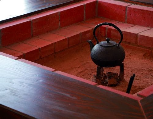 囲炉裏の間。談話室としてご利用頂けます