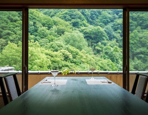 お食事処：館内至る所から西川渓谷の絶景