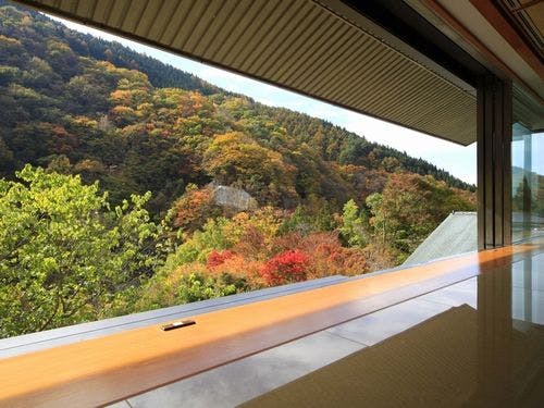 【ロビーラウンジ】紅葉が一面に広がります