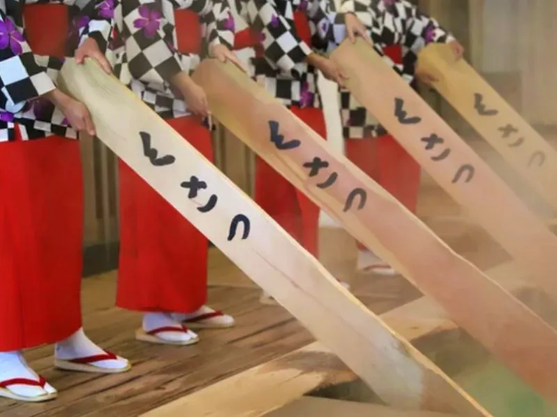 การแสดง "ยุมมิโตะโอโดริโชว์" ที่เป็นเอกลักษณ์ของน้ำพุร้อนคุซัทสึ